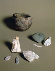 Keramik, økser og pilespidser, fra en neolitisk lejr i Abingdon, Berkshire, sandsynligvis 6000-4000 f.Kr. (keramik og sten)